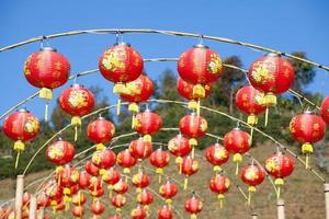 rood Chinese lantaarns met blauw lucht foto