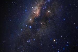 melkwegstelsel met sterren en ruimtestof in het heelal foto