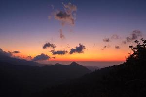 silhouet zonsondergang over- de bergen foto