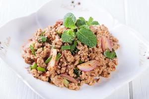 pittig fijngehakt varkensvlees salade , Thais voedsel foto