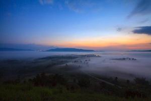 nevelig ochtend- zonsopkomst in berg Bij khao-kho phetchabun, thailand foto