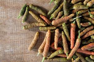 lang peper of pijper longum Aan houten tafel foto