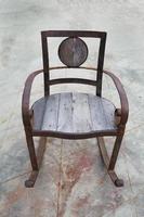 oud ijzer en hout stoel foto