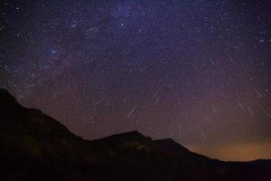 geminide meteoor in de nachtelijke hemel foto