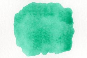 abstract groen waterverf Aan wit achtergrond.de kleur spatten Aan de papier.it is een hand- getrokken. foto