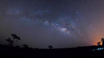 panorama silhouet van boom met wolk en melkachtig manier. lang blootstelling fotograaf. foto