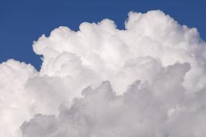 close-up wolk met blauwe lucht foto