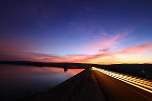 silhouet zonsondergang met wolk Bij khwae noi bamrungdan dam in phitsanulok provincie, Thailand foto