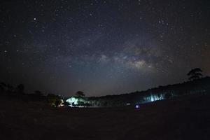 melkweg en silhouet van boom in phu hin rong kla nationaal park, phitsanulok thailand, foto met lange blootstelling met graan