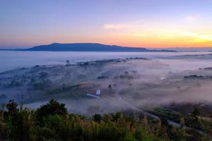 landschap mist in ochtend- zonsopkomst Bij khao takhian ngo visie punt Bij khao-kho phetchabun, thailand foto