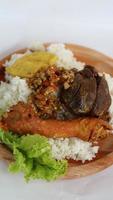 Indonesisch lalapan rijst- welke bevat kip hoofd en kip lever welke is heel heerlijk foto