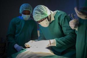 groep van gemengde rassen professioneel chirurgen in werking in ziekenhuis in werking kamer , Gezondheid zorg concept. foto