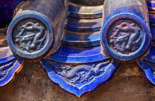 blauw geglazuurd tegels met traditioneel Chinese keizerlijk draken foto