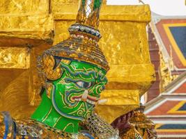 dichtbij omhoog groen reusachtig optillen gouden pagode in wat frakaew tempel Bangkok thailand.wat phrakeaw tempel is de hoofd tempel van Bangkok hoofdstad van Thailand foto