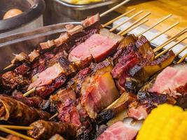 dichtbij omhoog gerookt varkensvlees stok de beroemd lokaal voedsel in zhangjiajie tianzi berg stam.gerookt varkensvlees of la rou in Chinese naam de lokaal voedsel populair in hunan china.zhangjiajie China reizen foto
