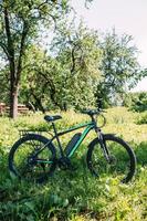 elektrische fiets in de zomer op een zonnige dag. e-bike is een modern hybride voertuig foto