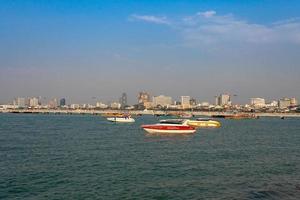 veerboot boot Gaan naar Bali hai pier pattaya baai in de avond. Aan januari 19, 2019 foto