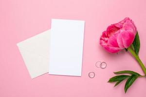 groet kaart met een mooi bloem pioen en vrouwen accessoires Aan een pastel roze background.fashion zomer kleur. foto