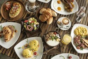 veel gemengd western ontbijt voedsel items Aan cafe tafel foto