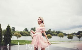 mooi elegant meisje in zomer jurk foto