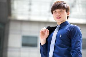 jonge Aziatische mannelijke directeur lachend portret foto