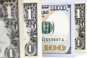 macro-opname van een nieuwe 100 dollar bill en een dollar