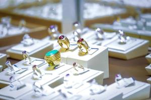 gouden robijn en jade ring in Scherm spiegel doos. foto
