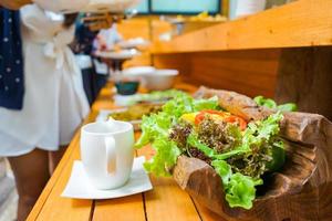 gemengd groen rood geel en kleurrijk groenten geschoven en geregeld in kom en hout mand bundel samen klaar voor lunch of diner. foto