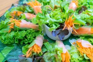 gemengd salade en groente rollen zijn geregeld Aan glas schotel met saus Daarnaast. foto