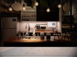 de modern luxe keuken zwart gouden toon met houten tafelblad ruimte foto