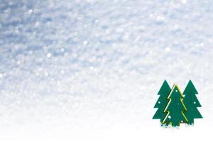 wazig achtergrond. Kerstmis boom versierd met helder speelgoed. foto
