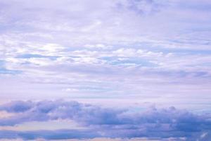 wazige achtergrond. blauwe lucht en witte pluizige wolken. foto