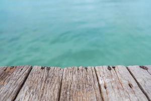 de hout verdieping strekt zich uit in de zee. ruimte voor Product of voorwerp presentatie foto