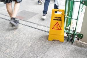 schoonmaak vooruitgang voorzichtigheid teken. geel voorzichtigheid schoonmaak in voortgang. schoonmaak onderhoud in openbaar Oppervlakte. ruimte voor Product of voorwerp presentatie foto