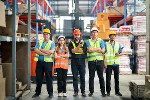 groep arbeider fabriek of ingenieur mannen en Dames staand met vertrouwen en succes. mensen werken in werkplaats van magazijn industrieel fabriek. jong volwassen in carrière van industrie van magazijn. foto