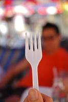 wit plastic vork Holding door een hand- foto