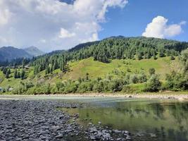 Kasjmir is de meest mooi regio in de wereld welke is beroemd voor haar groen valleien, mooi bomen, hoog bergen en vloeiende veren. foto