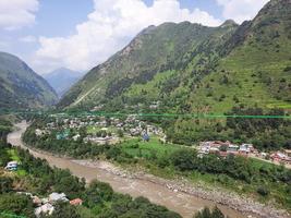 Kasjmir is de meest mooi regio in de wereld welke is beroemd voor haar groen valleien, mooi bomen, hoog bergen en vloeiende veren. foto