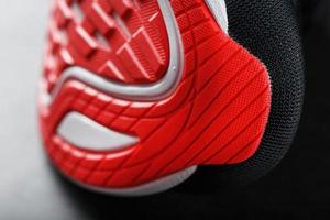 detailopname van de zool van een sport rennen schoen voor rennen in rood foto