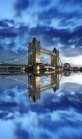 beroemde torenbrug in de avond, Londen, Engeland foto
