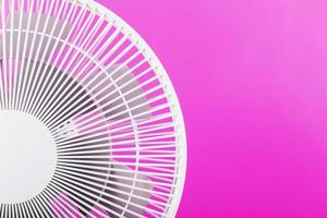 elektrisch ventilator in wit met een modern ontwerp voor koeling de kamer Aan een roze achtergrond. foto