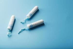 gynaecologisch tampons Aan een blauw achtergrond top visie foto