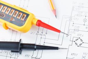 de tweepolig Spanning indicator leugens Aan de elektrisch tekening. foto