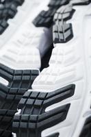 de zwart en wit zool van modieus sport- sportschoenen is een detailopname in vol scherm. foto