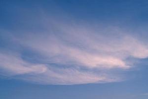 witte wolk en blauwe hemelachtergrond foto