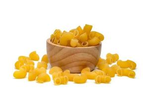 rauw macaroni pasta met houten kom geïsoleerd Aan wit achtergrond foto