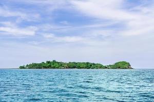 tropisch eiland met oceaan en blauw lucht foto