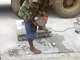 echt bouw arbeider werken Aan een cement pijp pet vernieuwing. foto