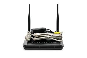 zwart draadloze router met lokaal Oppervlakte netwerk kabel geïsoleerd Aan wit achtergrond foto