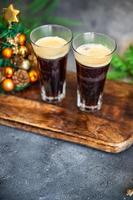 Kerstmis heet drinken koffie cacao cocktail, nieuw jaar zoet vakantie maaltijd voedsel tussendoortje Aan de tafel kopiëren ruimte voedsel achtergrond foto